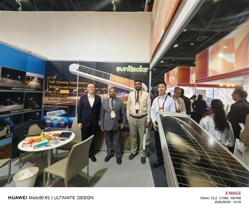 Компанія Suntisolar демонструє вуличні ліхтарі, що самоочищаються,-на Middle ...